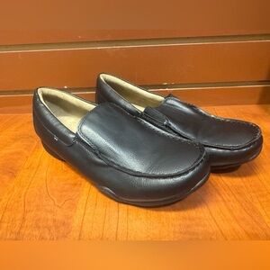 Place Men's Classic Black Leather Slip-Ons